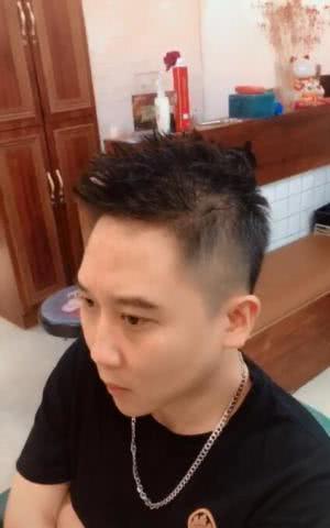 头发很少的大叔想剪个新发型，剪完之后年轻十岁居然还撞脸王思聪