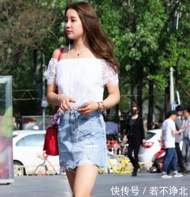  『美女』街拍：国色天香的美女，一件白色一字肩配牛仔短裙，时尚唯美气质