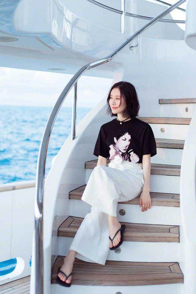 舒畅真疯狂! 穿的紧身的裤子下面都勒变形了 网友: 看着都觉得疼!