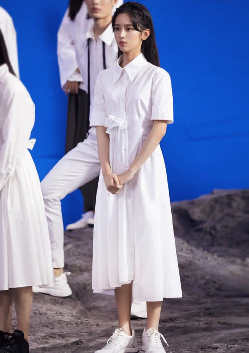  『小蛮腰』周也费加罗大片出炉，穿深灰挂脖上衣搭纱裙，水滴妆演绎深海神话