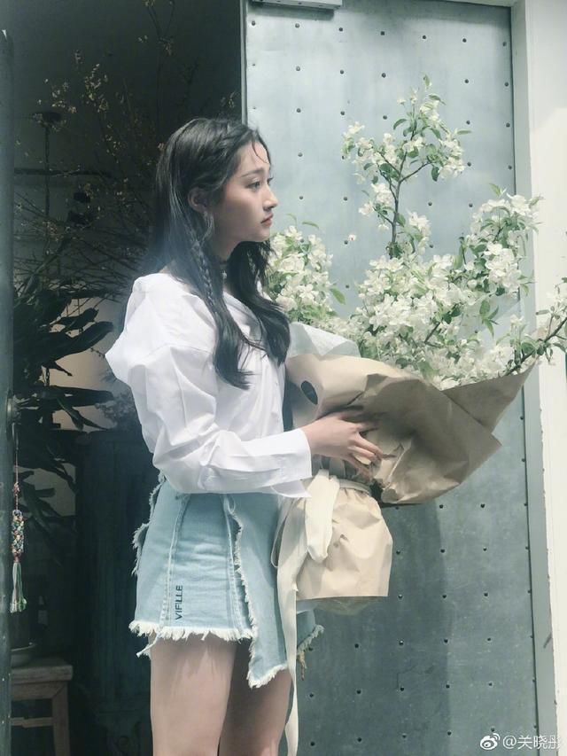 21岁关晓彤和26岁热巴同时撞衫,网友直呼女神和路人的区别