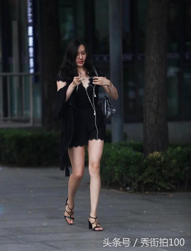 街拍：蕾丝连衣裙+高跟凉鞋，不一样的性感魅力！