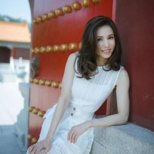  【神仙姐姐】旗袍照惊艳全网，还是当年的神仙姐姐，这颜值真52岁了吗？