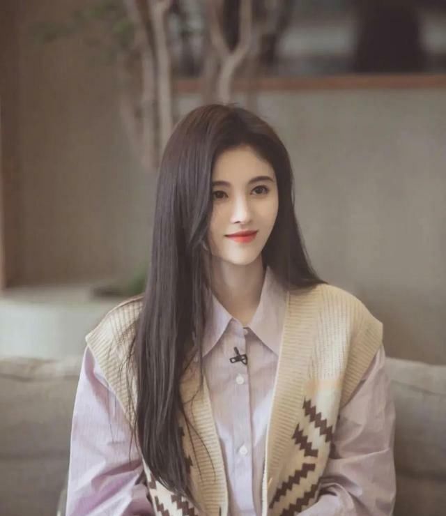  人到中年：女人到中年,穿衣就要落落大方,多穿这种搭配,减龄又显高