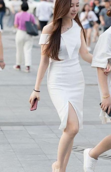 街拍时尚美女，身穿超短裤美女白皙可人，清纯又不失性感！