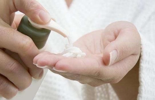  「乳液」你的水和乳液，哪个用得更快？根据肤质选择用量，保湿效果更好！