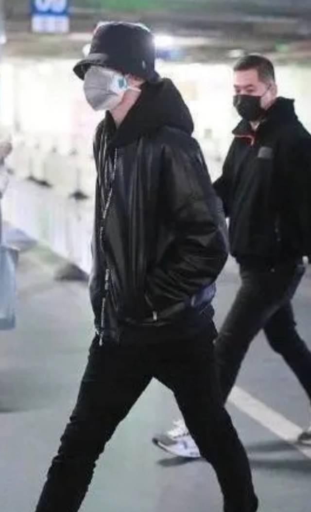  [严严实实]阿娇阿Sa穿防护服戴面罩,杨紫披雨衣加手套,明星开启复工模式防护措施哪家强？