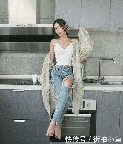 紧身裤更添减龄活力，妹子显年轻洋气，彰显出时尚的韵味