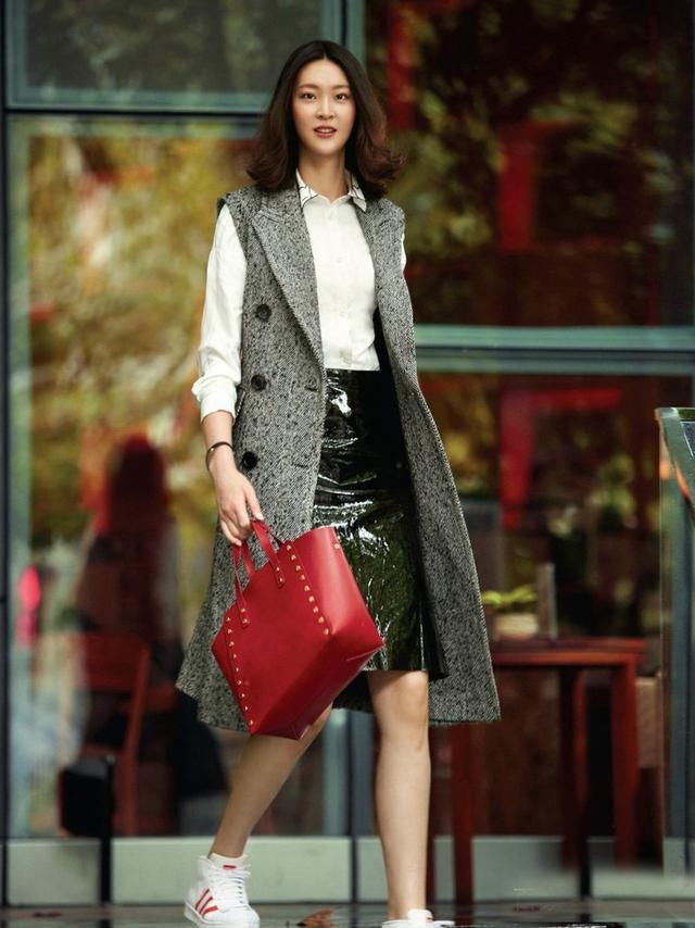 为了一双大长腿拼了，佟丽娅短裤短到不能短，袁珊珊徐濠萦太搞笑