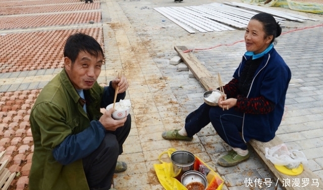  「心酸」农民工吃午餐的照片，看完让人心酸，我再也不想浪费粮