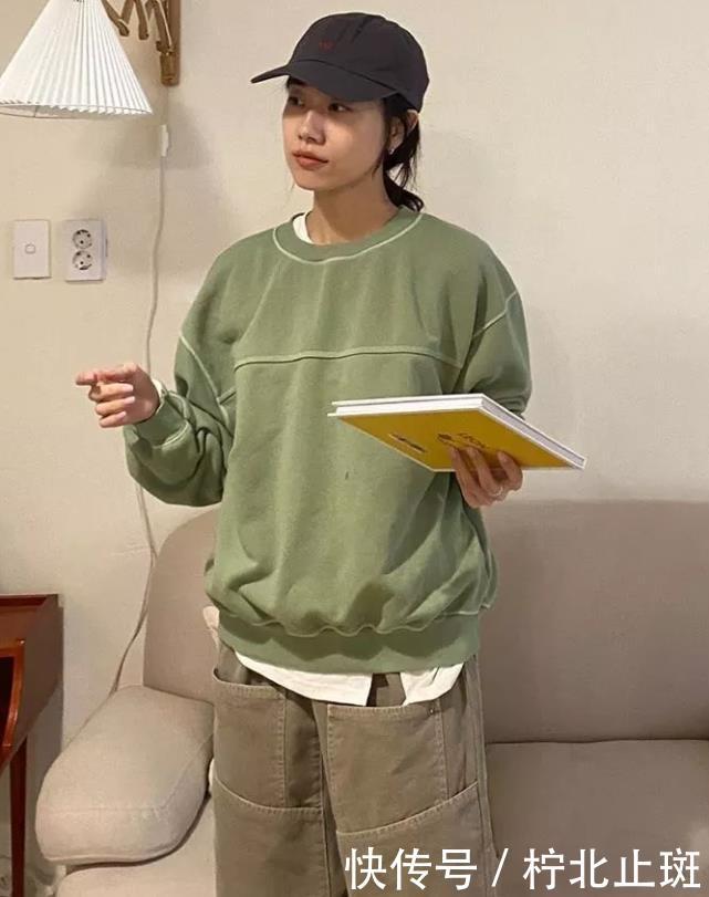  『卫衣穿』2020年卫衣记得这样穿，轻松get少女感