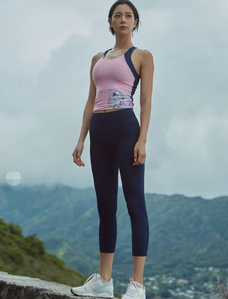 紧身打底裤:光彩耀人的成熟美女,彰显时尚感,绽放优雅魅力!