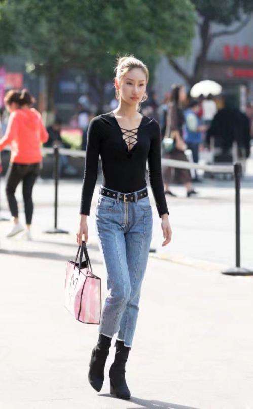 街拍: 牛仔裤凸显大长腿, 第二位小姐姐堪比明星!