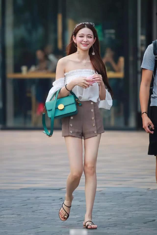 街拍：身姿曼妙迷人的小姐姐，穿着修身细腻优雅！