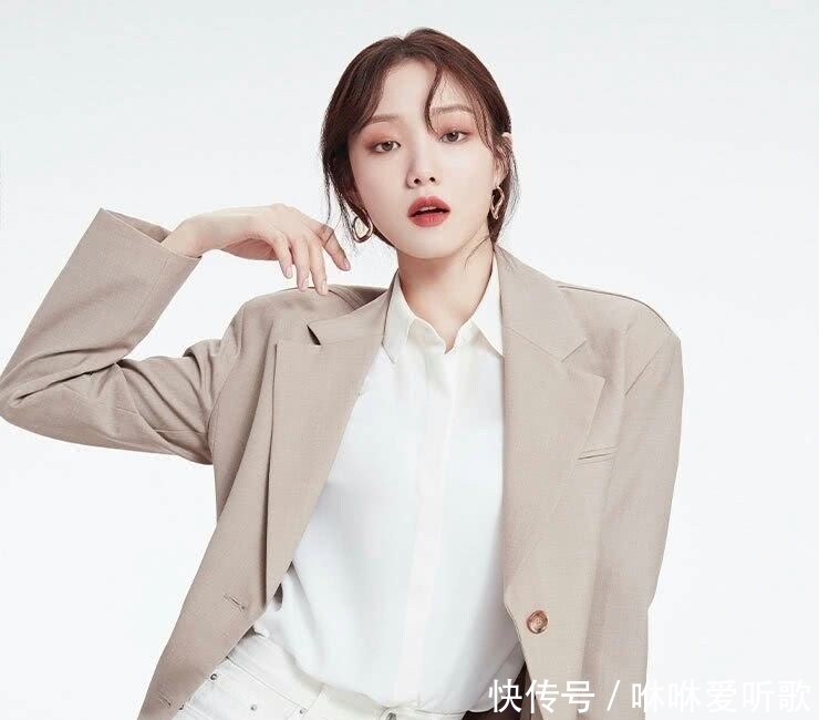 『粉色』李圣经身穿粉色薄纱裙出镜,温柔知性,波浪卷增添成熟感