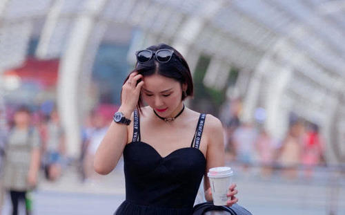 时尚辣妈穿吊带裙勾勒凹凸有致的身材曲线，很吸睛