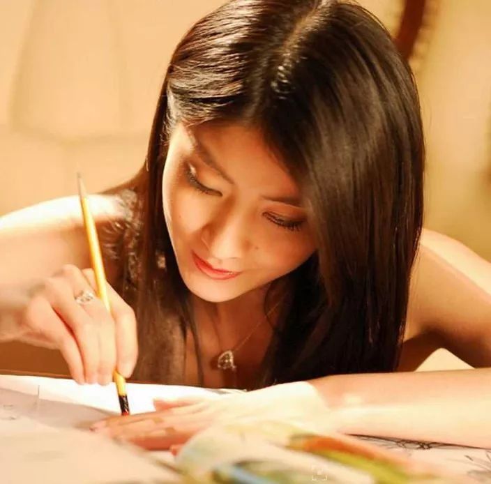 脸再大也拒绝整容 回怼代孕传闻 她是香港最后一个天后也是现实版