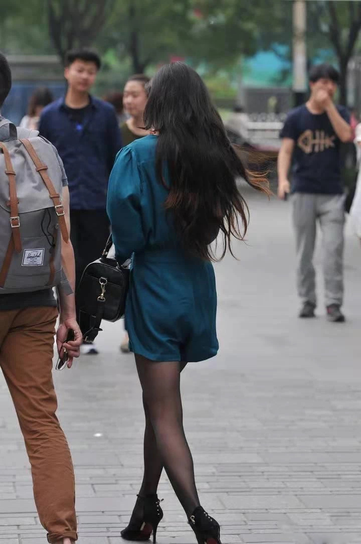 「黑色」美女街拍:觉得黑色俗气?那是你没见过这样的美女穿!