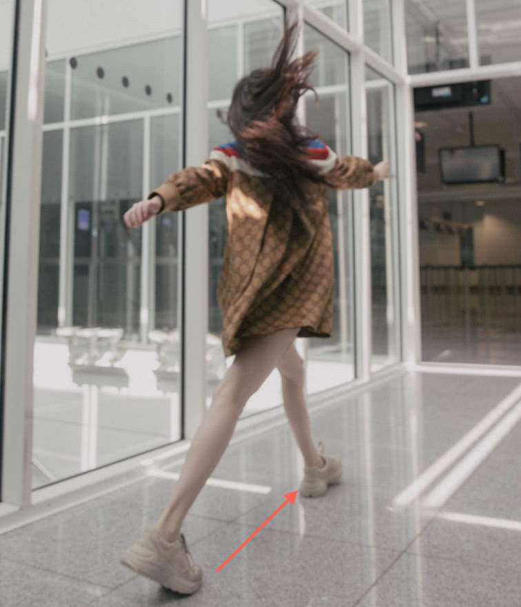 倪妮的腿也太长了吧，走路迈步子快1米，一般人劈叉都追不上！