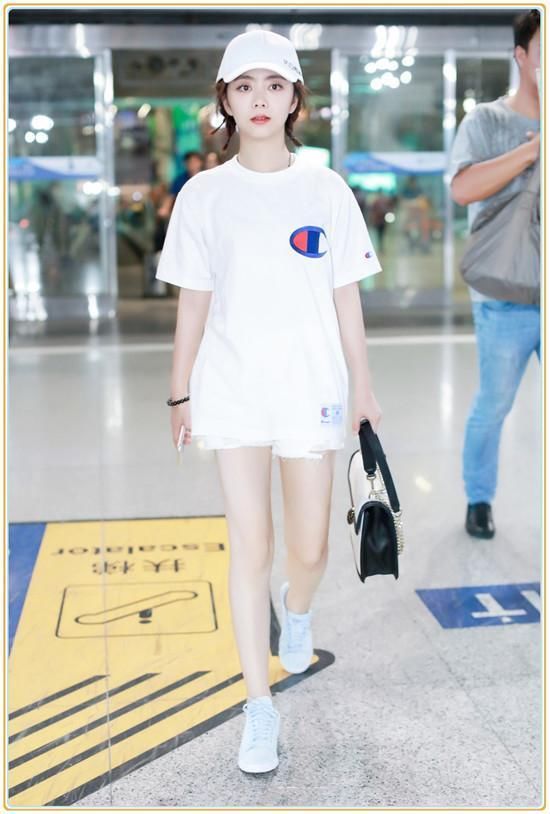 在谭松韵面前谁敢说童颜？扎俩羊角辫穿白T恤简直就是一小学生！