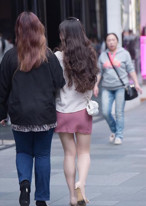  轻松|确认过眼神，夏日穿搭离不开半身短裙，让你轻松美起来