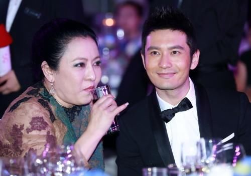 向太陈岚发文力挺干儿子黄晓明，遭网友质疑立马回怼：你才遭雷劈