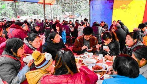  【酒席】吃大餐也不积极？农村办酒席，农民为啥只随礼，人却不