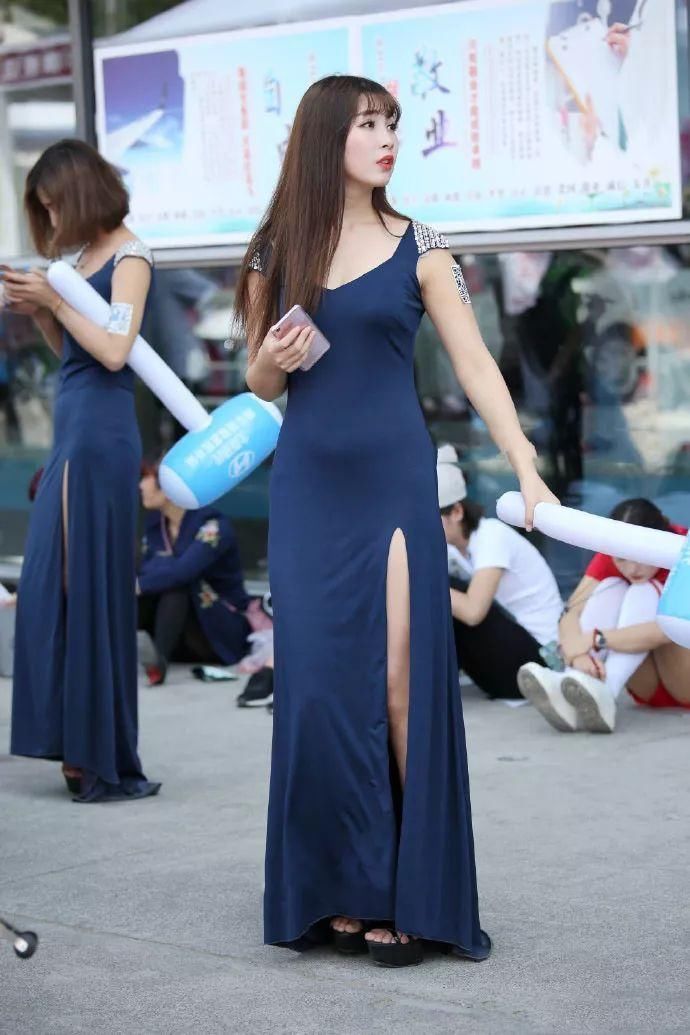 街拍:车展现场的开叉长裙美女，兼职模特