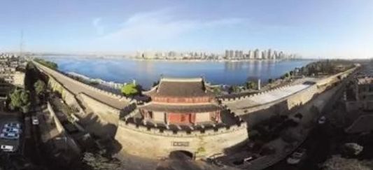  引争议：郭靖黄蓉雕像落地襄阳引争议: 专家呼吁十几次、工程搁