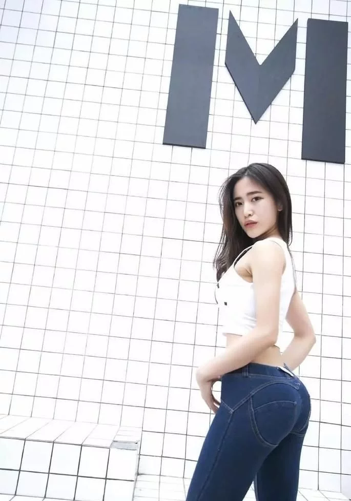 紧身牛仔裤美女勾勒完美身姿,让你美丽又有风度!