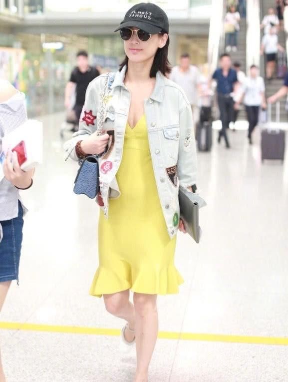 黄圣依现身机场，穿一袭黄裙真耀眼，肚子凸起是啥情况?
