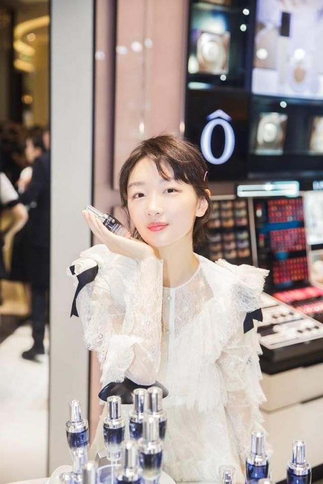 周冬雨最近是咋了，换造型师了吗？满屏都是大长腿