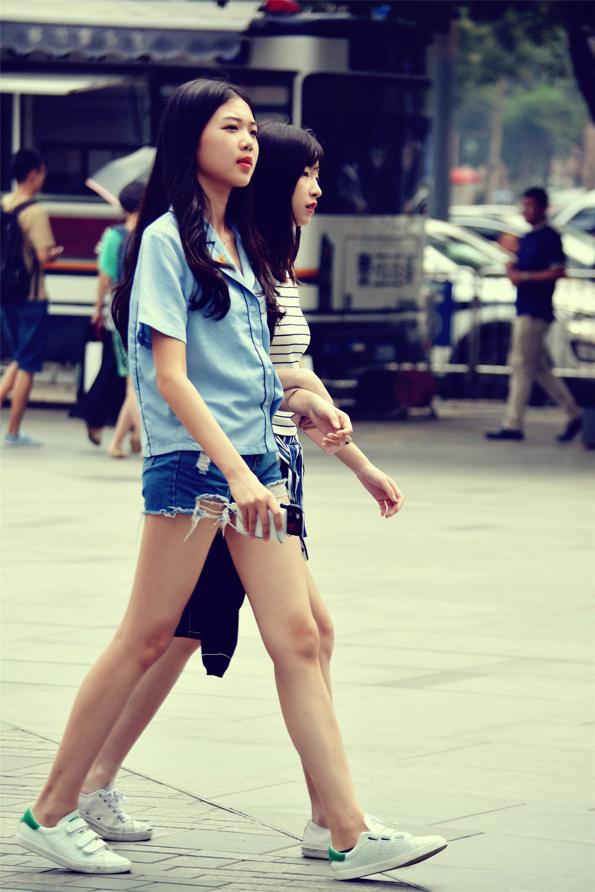 路人街拍：小姐姐不仅人长得甜美，腿还特别的长