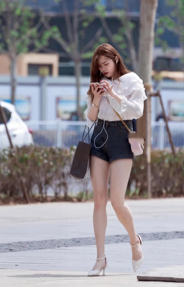 小姐姐显玲珑有致的身材，使得一双美腿变的更加的性感迷人