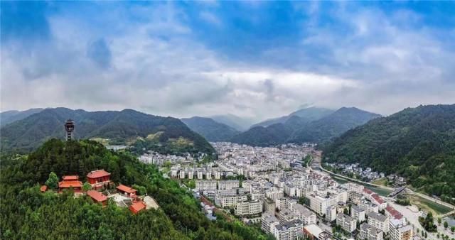 四川一个不知名的小县城,地处三省交界处,风景如画