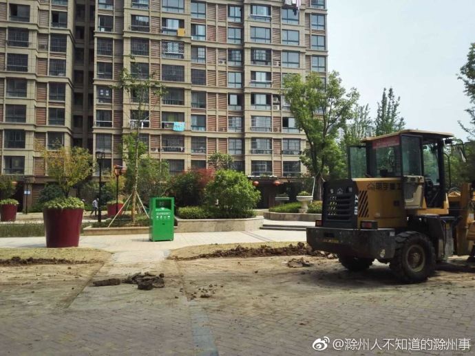 滁州一小区将小区公共区域改造成收费停车区 