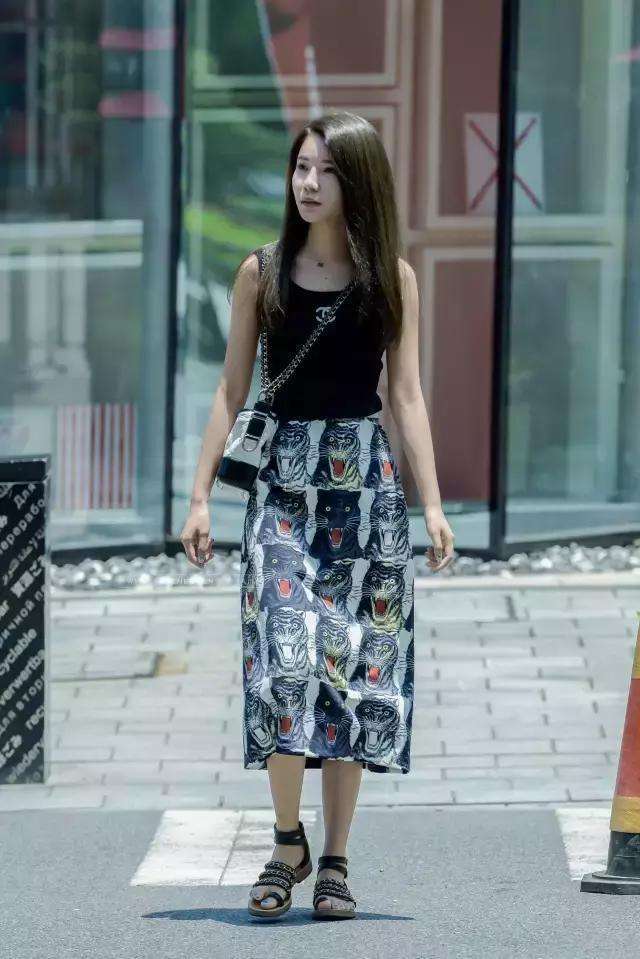 街拍：在路边游荡的小姐姐，肤白貌美大长腿，网友：有女人味!