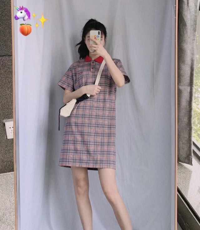  『气质』气质高冷小姐姐,一件绿色格子上衣搭配短裙,尽显苗条好身材!