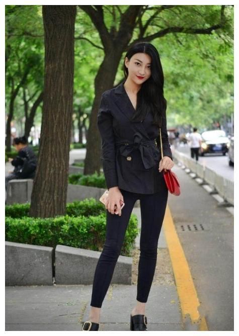 街拍：图三穿紧身裤，美腿修长纤细，一举一动都充满女人味！