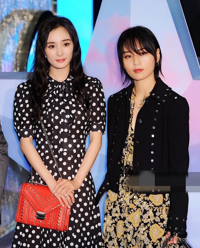 周笔畅出席活动穿裙子女人味十足 减重20斤脸变小身材好