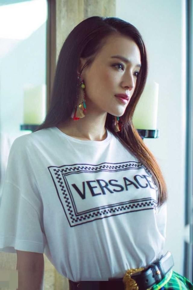 舒淇这是把“彩色窗帘”穿在了身上？顿时感觉胖了十斤！