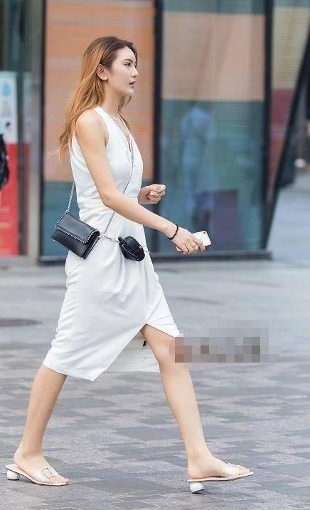 街拍：美女穿高腰短裤，露一双白腿，真是对穿搭很讲究的美女呀！