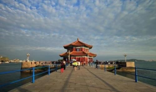  [青岛火车站]中国“最美的”两个火车站，一个出站能看到湖，一