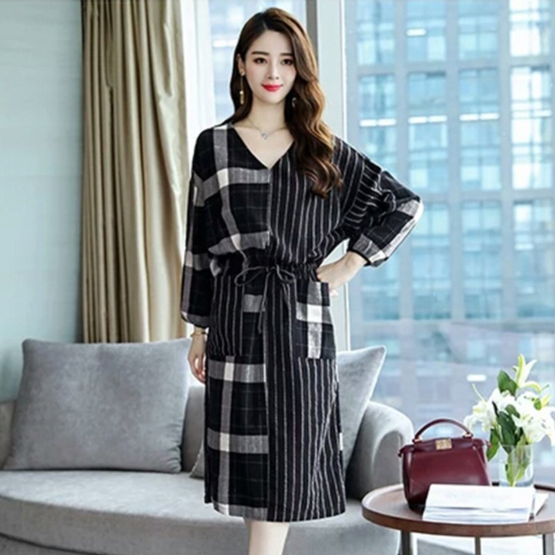 别傻傻穿打底裤了!今秋流行棉麻裙+平鞋,适合45-60岁女人