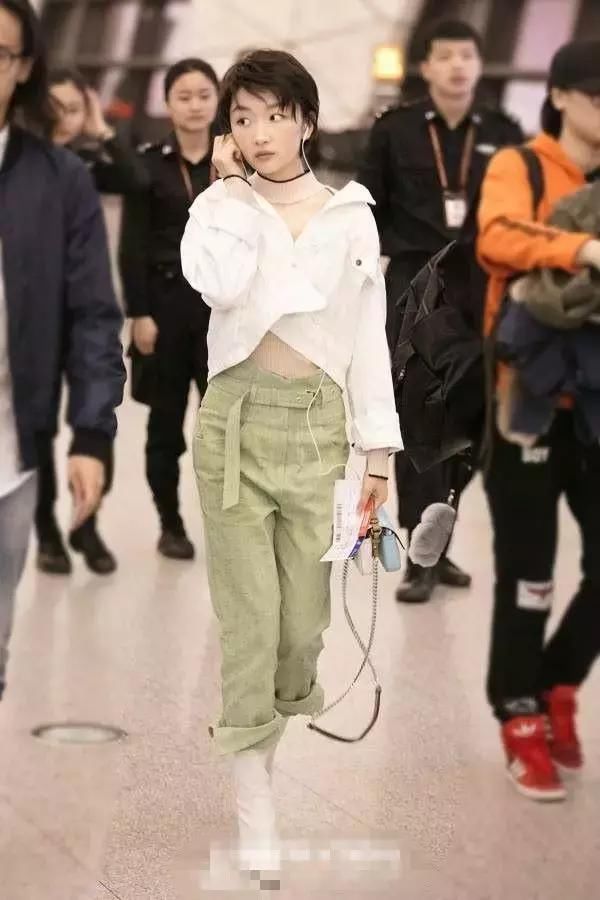 改穿地摊蕾丝和拖鞋的周冬雨终于不穿牛仔裤配高筒靴