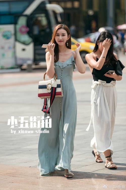 路人街拍：很瘦的高挑小姐姐，吊带装这样穿，不怕没朋友吗