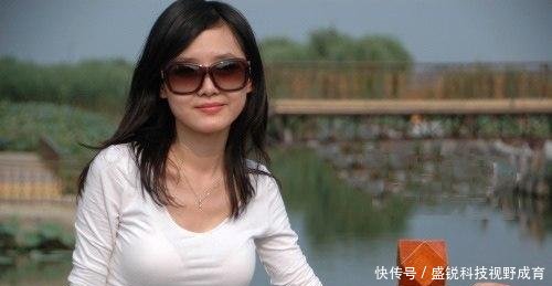 美女国外旅游，当地人拿出一种“圣果”，接下来瞬间尴尬