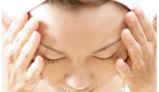  「弄湿」自来水弄湿脸，就用洁面乳？进到那样的“洁面错误观念”