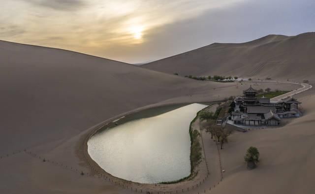 90%的游客没看过，航拍真正沙漠绿洲，敦煌月牙泉胜迹