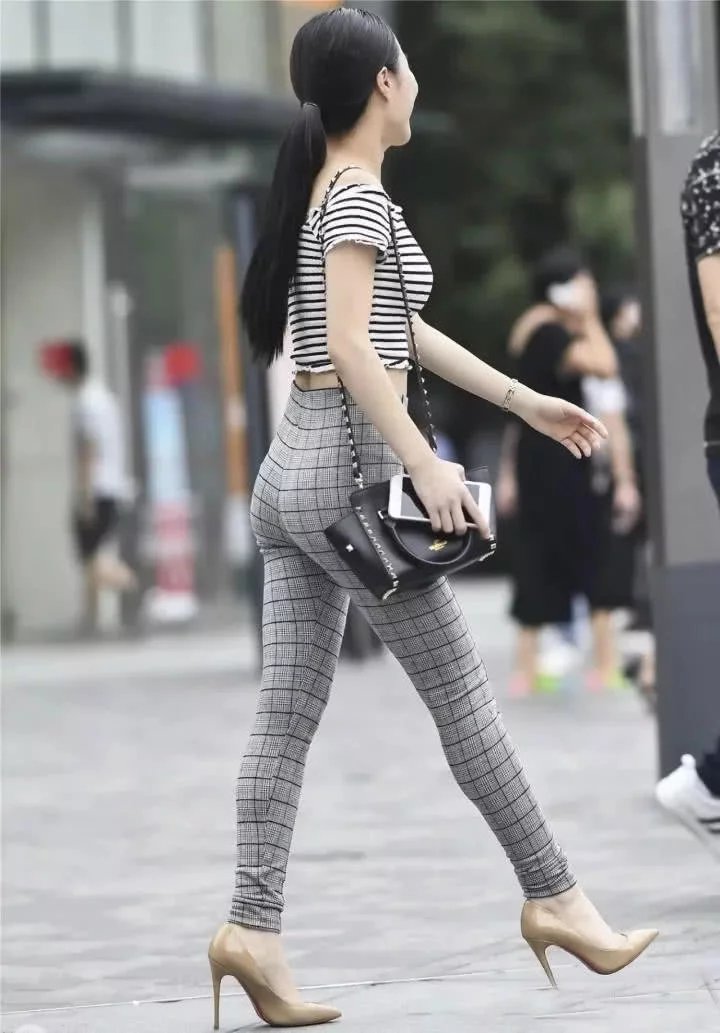 街拍：身材娇美的紧身裤小姐姐，一举一动温柔可人性感靓丽的大美
